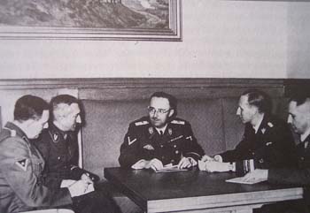 1941, Berlino, quartier generale della Gestapo. Partendo da destra nell'ordine il comandante della Gestapo Heinrich Mueller,  Heydrich, Himmler, Huber ed Arthur Nebe.