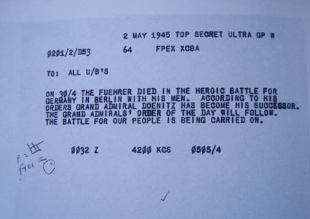 Il testo decritto dall'OP-20-G di un messaggio Enigma inviato agli U-boot il 2 maggio 1945 che annuncia la morte di Hitler.