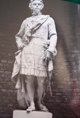 Ludwig II di Baviera. Statua marmorea di E. Ney, 1870.