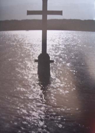 Memorial cross of Ludwig II in the lake of Starnberg